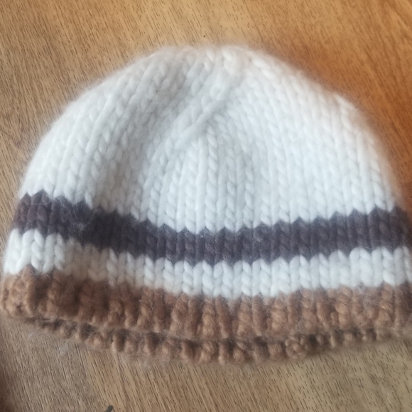 Hand Made Hat, Scarf and Gloves Set - Picture 4 of 9